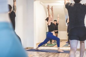 Kameralny kurs jogi dla początkujących – w szkole i online